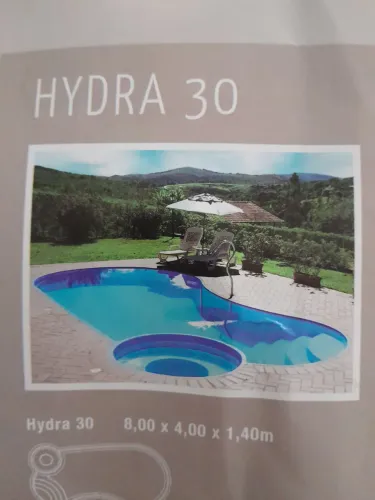 Piscina 8 m de comprimento por quatro de largura e o metro e 40 de profundidade