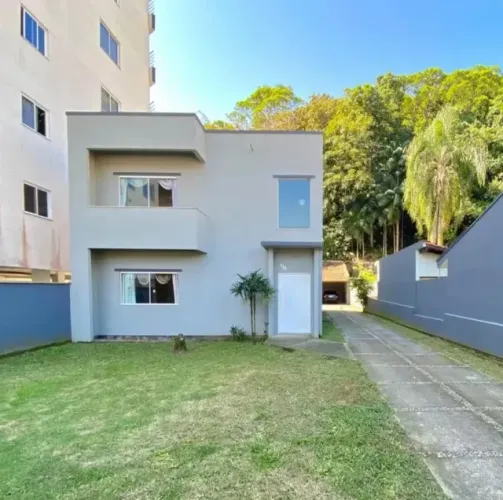 Casa no centro de Santo Amaro da Imperatriz