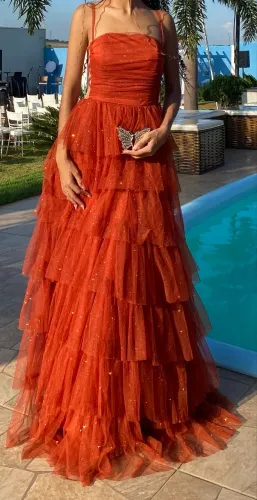 Vestido de festa brilhoso, terra cota em tule com camadas e fenda elegantes. Tamanho P
