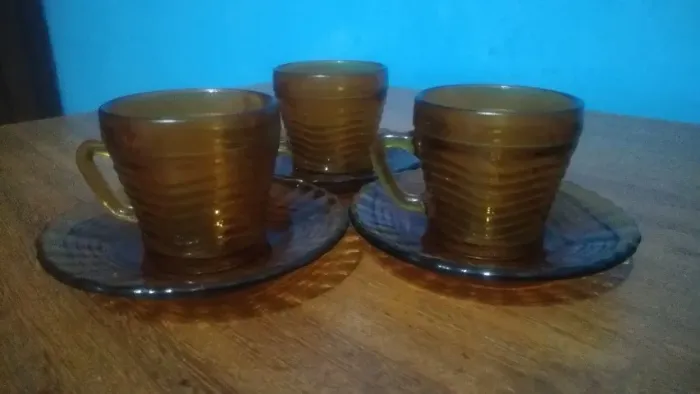 Jogo com 3 Xícaras de Café com Pires Âmbar Retrô em Relevo