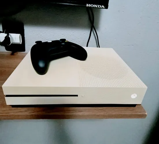 XBOX ONE S 1TB + 1 CONTROLE CARBON BLACK