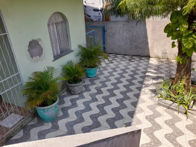 //Casa com 3 Qrts e 2 apartamentos próxima ao Musa