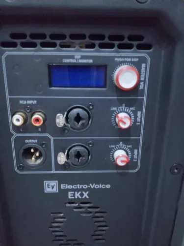 A Electro-Voice EKX-12P é um sistema de sonorização de alto desempenho com woofer 12" e am