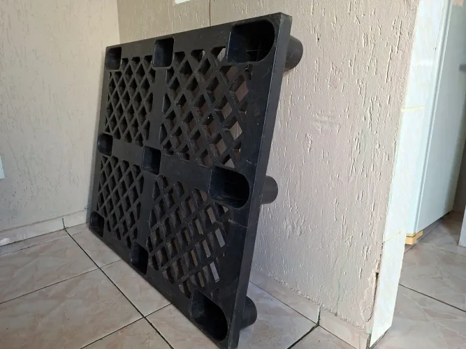 PALETE DE PLÁSTICO RESISTENTE