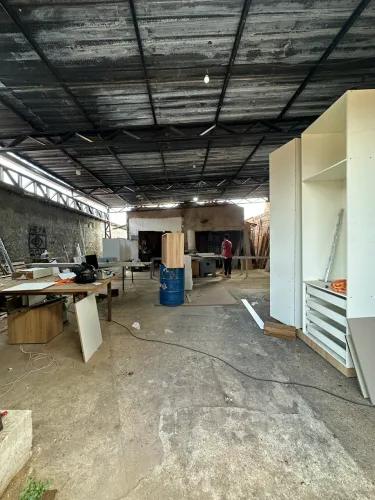 Oportunidade no Bairro Liberdade: Casa + Galpão Comercial!