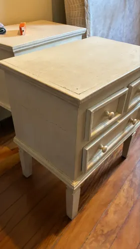 Mesa de cabeceira de madeira maciça