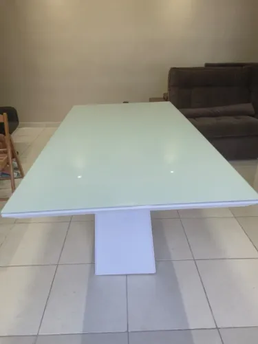 Mesa de jantar branca com detalhe de madeira, 6 lugares, tampo de vidro