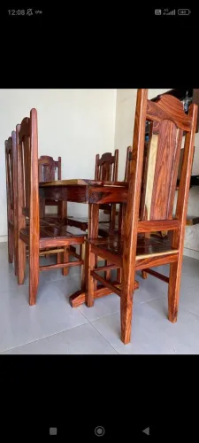 Vende se mesa de madeira.