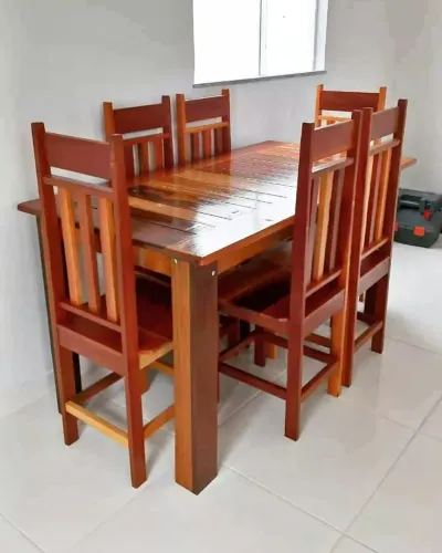 Mesa com 6 cadeiras toda em madeira de lei
