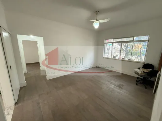 Amplo apartamento reformado em Pinheiros em prédio de 3 andares com vaga