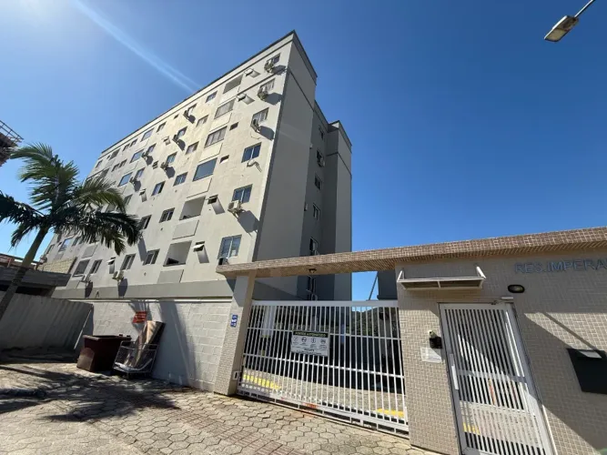Apartamento em Santo Amaro da Imperatriz com 2 vagas garagem