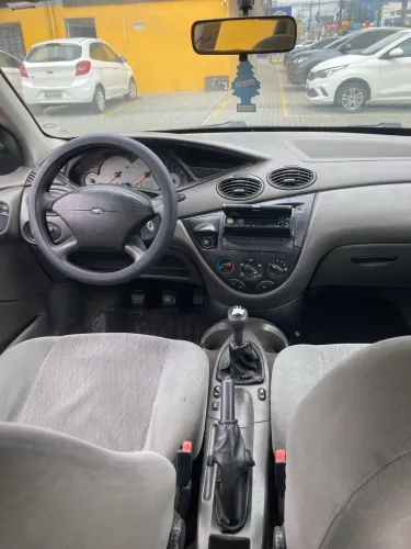 Ford Focus 1.8 16V 5P 2001