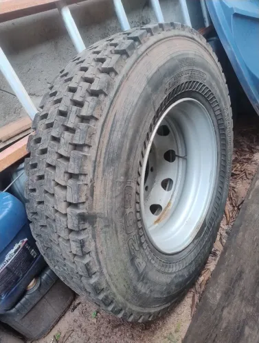 Pneu 295 montado recapagem nova