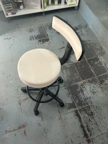 Cadeira mocho com encosto regulável