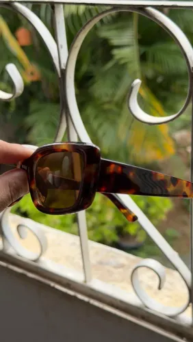 Óculos de sol com proteção solar, nunca usado. 