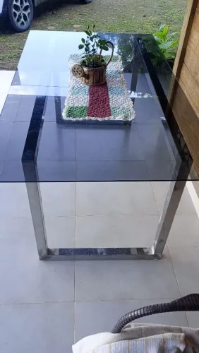 Vendo mesa com tampo de vidro.