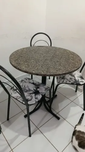 Mesa, três cadeiras com tampo em mármore