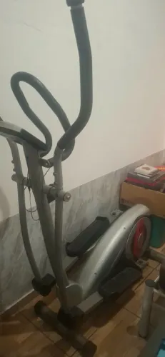 Elíptico Titanium - faz leitura de batimentos cardíacos, calorias perdidas...