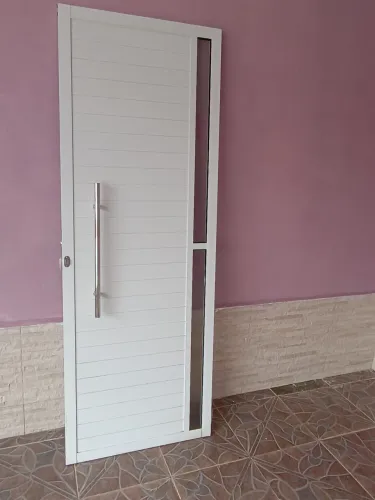 Porta de Alumínio Branco com Lambril e Puxador (2,10 x 0,80m) - Seminova