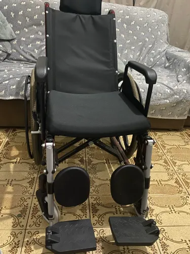Vendo uma cadeira de Rodas semi nova bem conservada pouco tempo de uso