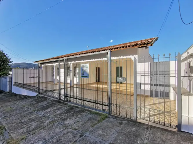 Excelente casa á venda no bairro Jardim Quisisana em Poços de Caldas MG.