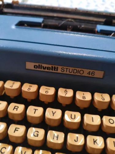 Máquina de escrever vintage Olivetti Studio 46 