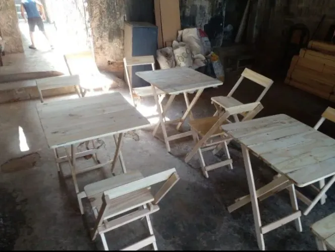 Mesa 70x70 com 04 cadeiras (Apartir)