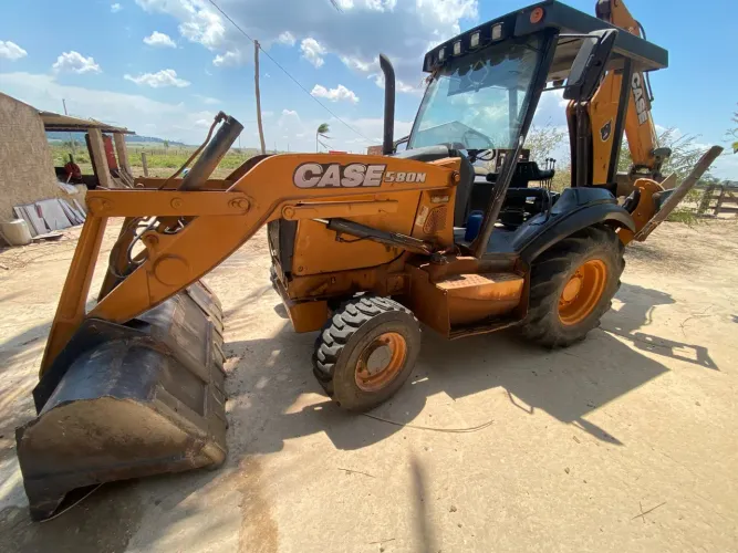 RETROESCAVADEIRA CASE 580N - 2013