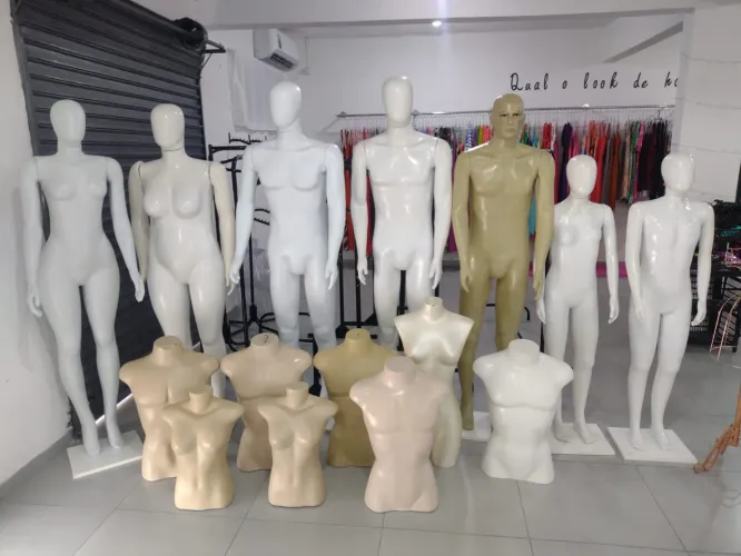 Vendo lote de manequins para loja. Manequim feminina plus e o marrom já foram vendidos.