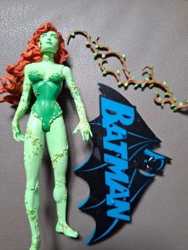 Figura Dc Direct Poison Ivy Hera Venenosa Hush Series com perna colada