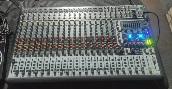 Mesa som Behringer eurodesck sl2442 fx pro - 3.600$
