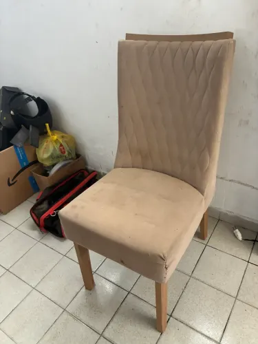 uma cadeira de jantar 