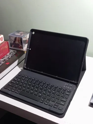 Capa com teclado magnético para iPad