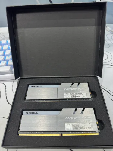 G.SKILL TRIDENT Z RGB 16GB (2x8GB) DDR4 3000MHz - Memória RAM Gamer RGB