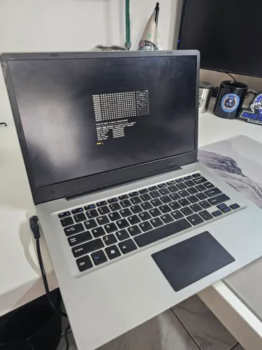 Notebook SEM HD e dobradiça ruim