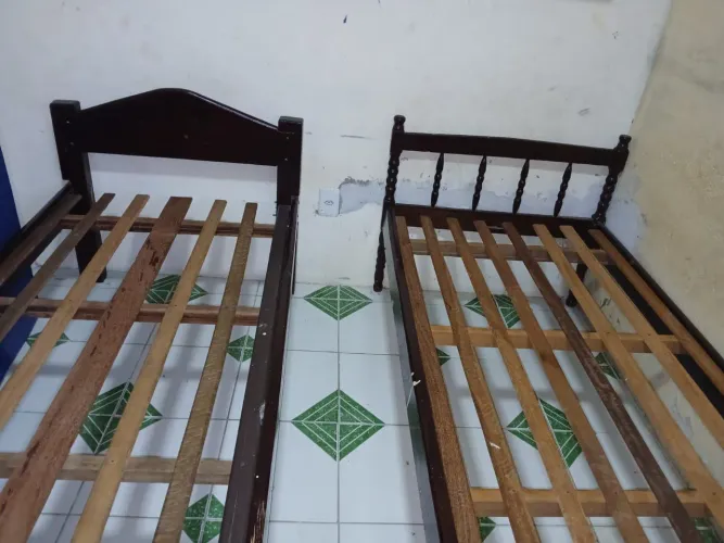Camas de solteiro, madeira maciça, feita sob encomenda. <br>R$ 100 cada.