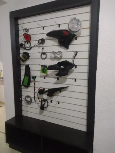 BALCÃO PAINEL CANALETADO EXPOSITOR PARA LOJA DE MOTO BIJUTERIA