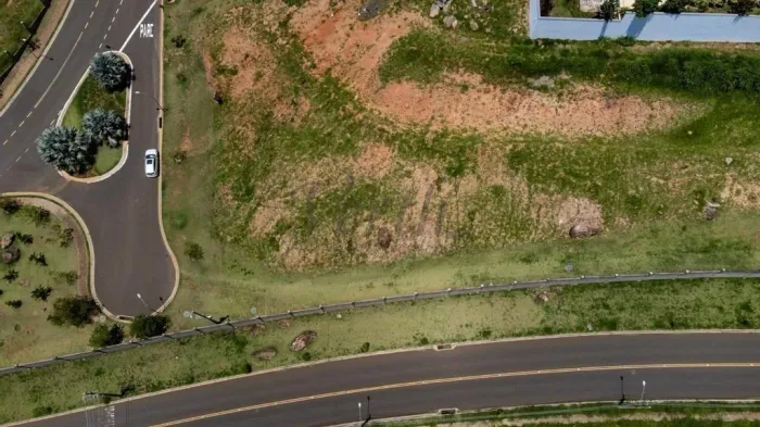 Terreno de esquina à Venda no Residencial Entre Verdes, Sousas - Campinas/SP
