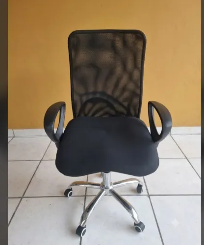 Vendo Cadeira para escritório com rodinhas ótimo estado 