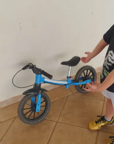 Bicicleta de equilíbrio infantil - ótima para aprender