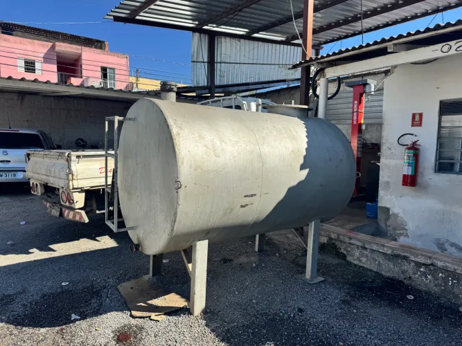 Tanque para óleo diesel com bomba elétrica de abastecimento