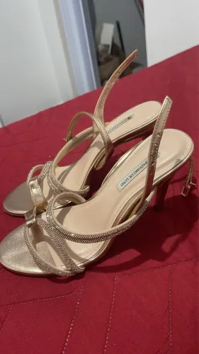 Roupas, sapatos e relógio tudo novo