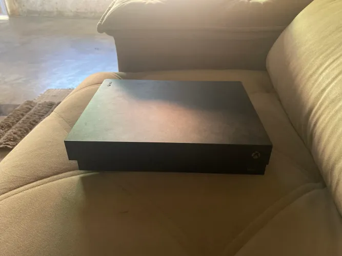 Vende se Xbox one x 1 tera de armazenamento com o controle do series s ou play 4 pro