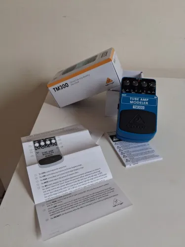 Pedal Behringer TM300 Tube Amp Modeler - Completo na Caixa