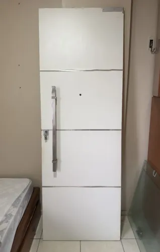 Porta em Madeira Formicada Puxador Pino Bivotante Olho Mágico Forramentos