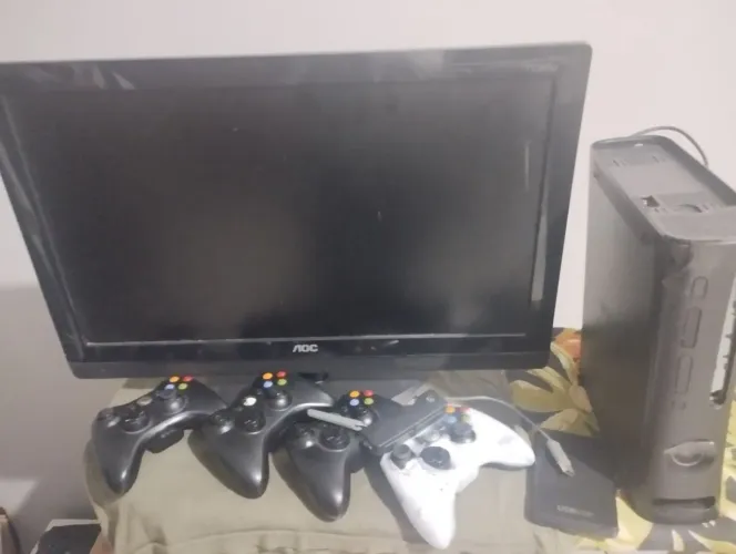 Xbox 360 Fat desbloqueado SSD 500gb lotado de jogos com TV 26"