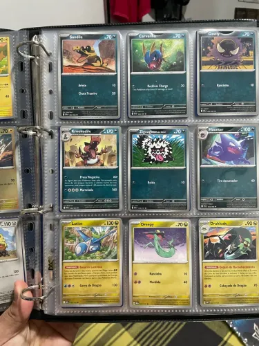 Fichário preto de argola + 10 folhas de cartinha (brinde 50 cartas comuns de pokémon)