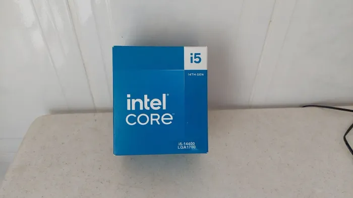 Processador Intel I5 14400 completo com caixa, cooler e manual. Tem vídeo integrado 