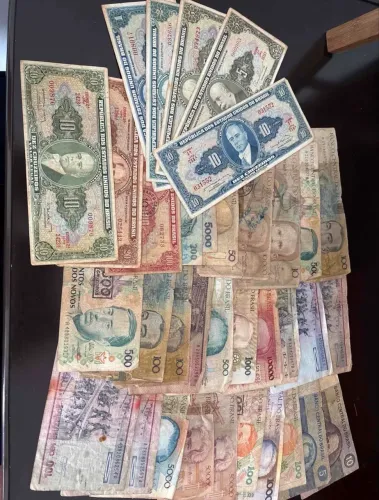 Lote de moedas e cédulas muito antigas