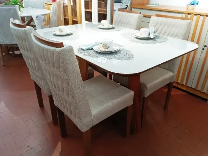 Conjunto de Jantar Mesa Verona + 04 Cadeiras Bordadas Aura (Madeira).